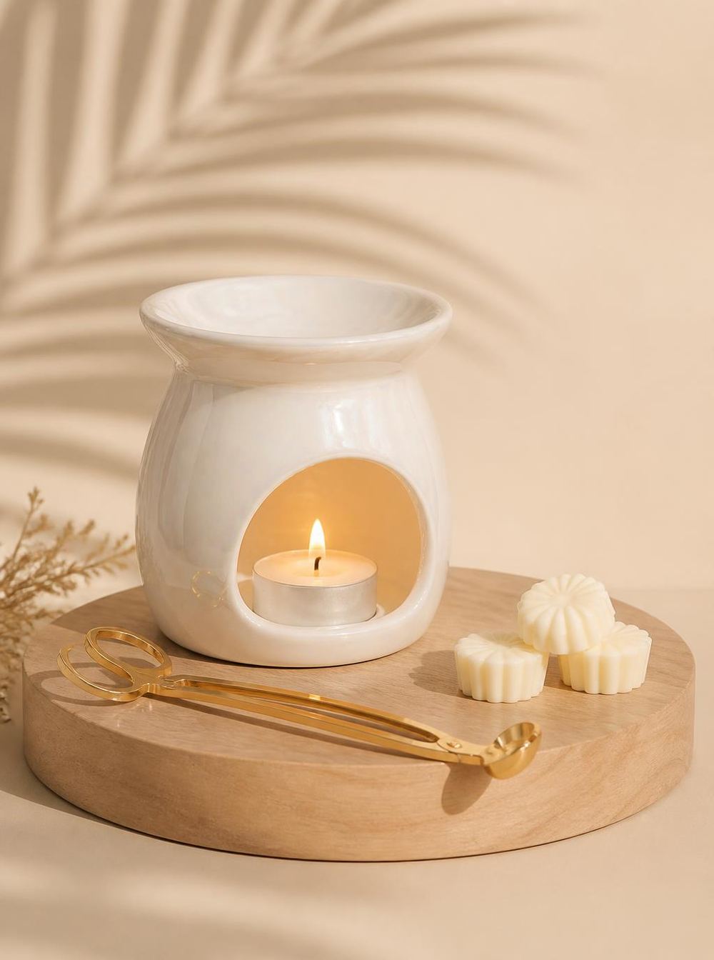 Accessoires Henriette : brûle-parfum en céramique nacrée, ciseau coupe-mèche doré et fondants parfumés