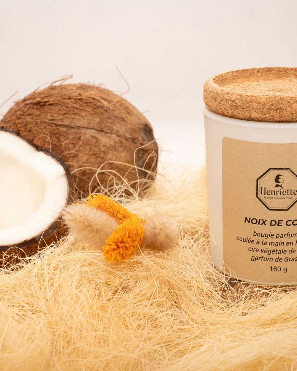 Bougie Noix de Coco, bougie parfumée artisanale en cire végétale Henriette, fabriquée à la main en Provence : Noix de Coco ✨ Un parfum doux et apaisant, comme un voyage au cœur des tropiques.