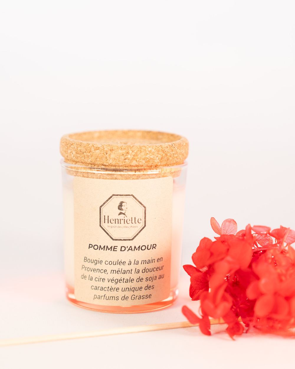 Bougie Pomme d'Amour, bougie parfumée artisanale en cire végétale Henriette, fabriquée à la main en Provence : Pomme d’Amour ✨ Un parfum sucré et régressif, comme un souvenir de fête foraine.