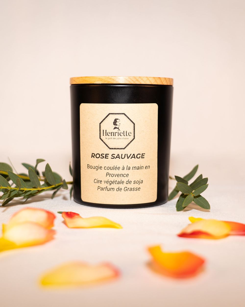 Bougie Rose Sauvage, bougie parfumée artisanale en cire végétale Henriette, fabriquée à la main en Provence : Rose Sauvage ✨ Un parfum floral et délicatement épicé, l’essence d’une rose libre et naturelle.