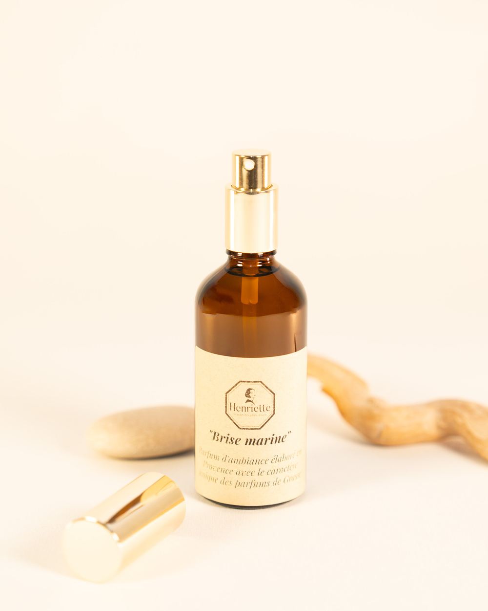 Spray d'ambiance Brise Marine 100ml, spray d'ambiance artisanal, parfum d'intérieur Henriette, fabriquée à la main en Provence : Brise Marine ✨ Un souffle d’air frais, comme une promenade en bord de mer.