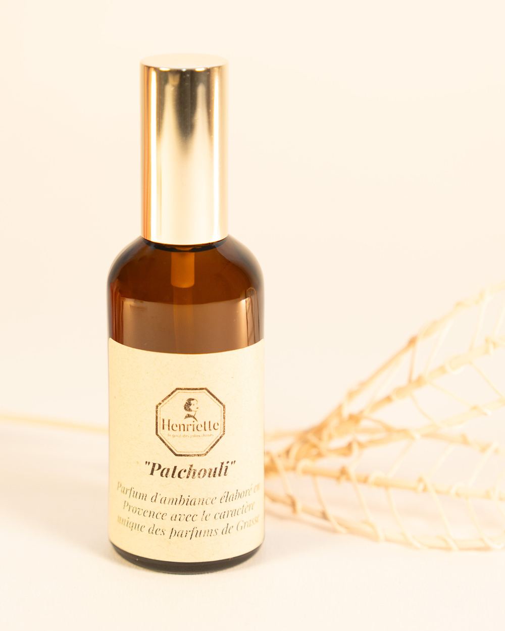 Spray d'ambiance Patchouli 100ml, spray d'ambiance artisanal, parfum d'intérieur Henriette, fabriquée à la main en Provence : Patchouli ✨ Une senteur intense et hypnotique, parfaite pour les moments de méditation ou de détente.