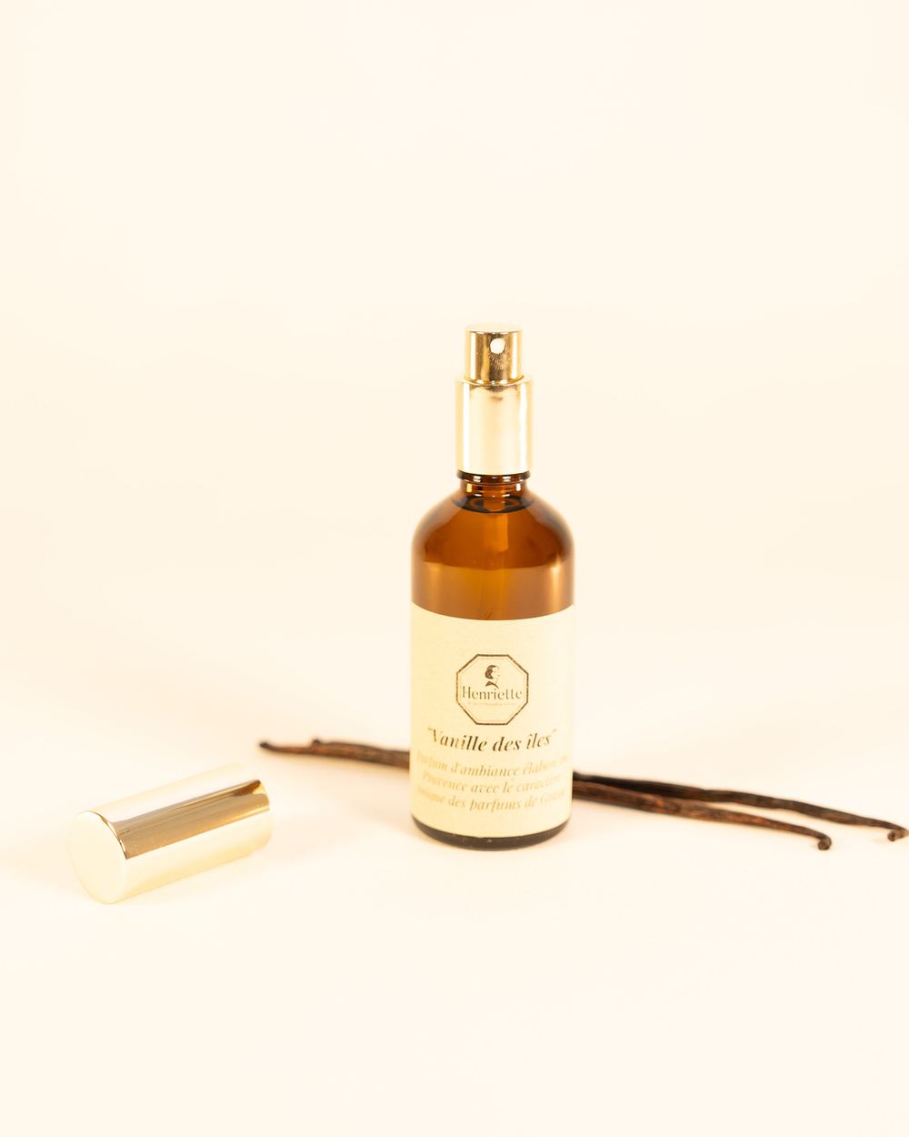 Vaporisateur d'ambiance Vanille des îles 100 ml, spray d'ambiance artisanal, parfum d'intérieur Henriette, fabriquée à la main en Provence : Vanille des Îles ✨ Un voyage sensoriel vers des plages paradisiaques, tout en douceur.
