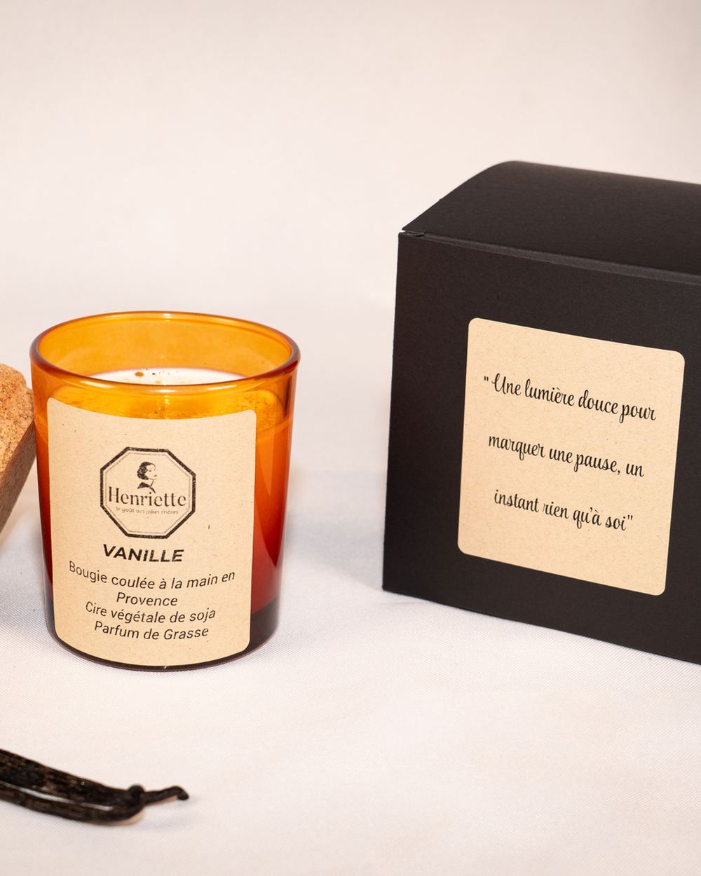 Bougie Vanille, bougie parfumée artisanale en cire végétale Henriette, fabriquée à la main en Provence : Vanille ✨ Un parfum délicat et sucré, qui réchauffe le cœur.